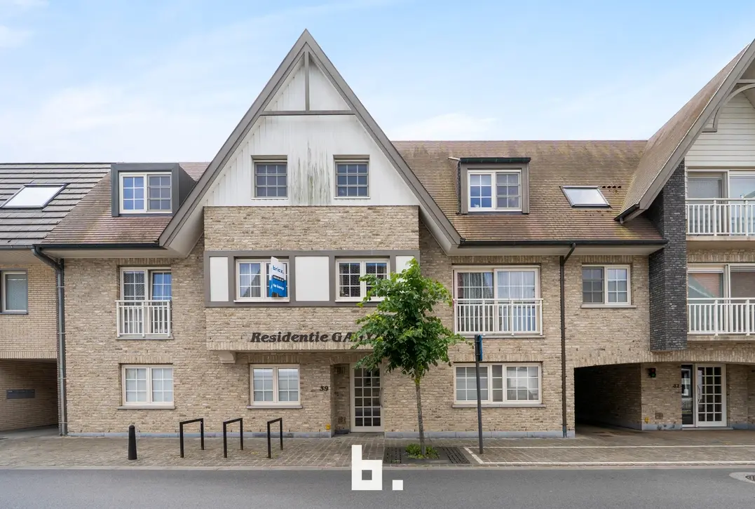 Dit energiezuinig, lichtrijke appartement is gelegen in het centrum van Jabbeke, dichtbij alle faciliteiten. Het appartement biedt een ideale combinat