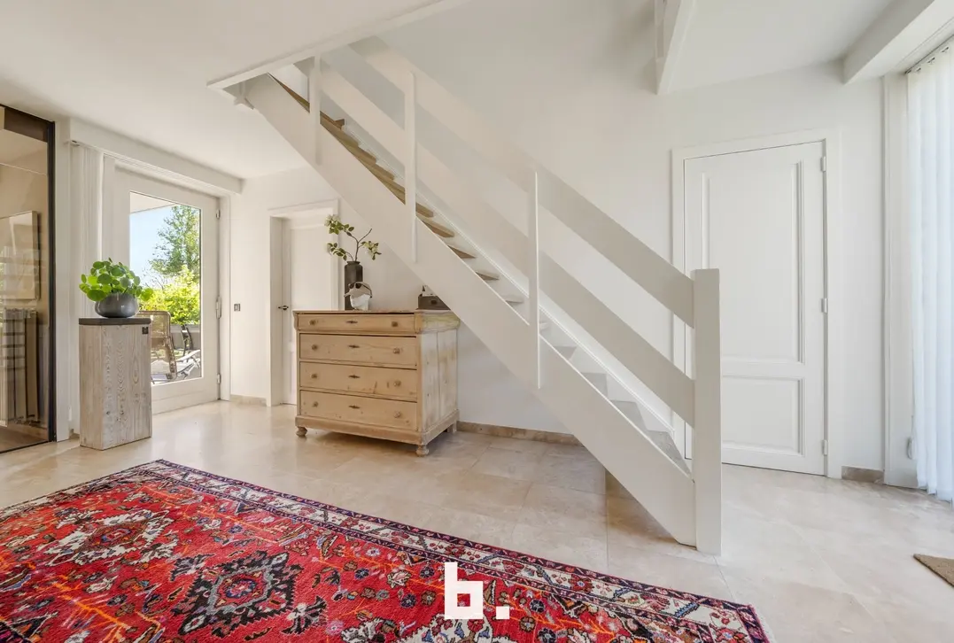 Discrete verkoop van uitzonderlijk grote villa - Varsenare