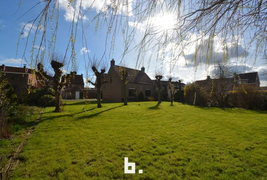 Te renoveren woning met vergunde B&B op ruim perceel te Brugge - Brugge