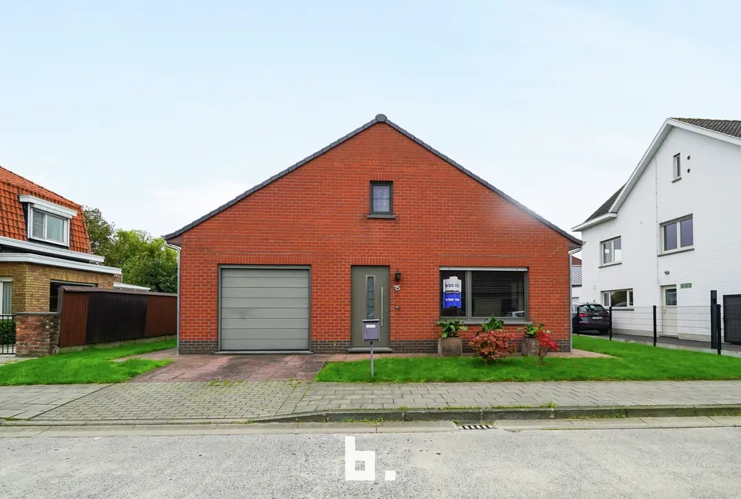 Gelijkvloerse woning met garage, 2 slaapkamers en ruime tuin - Veldegem