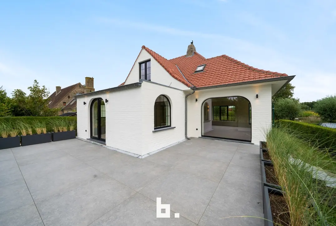 Een karaktervolle villa in uitgesproken cottagestijl, waar authentieke architectuur en hedendaags wooncomfort harmonieus samenkomen. De woning wordt omgeven doo - Oostkerke