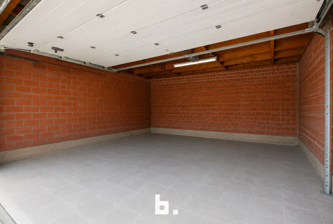 Ruime halfopen bebouwing met 4 slaapkamers, oprit en dubbele garage. - Wevelgem