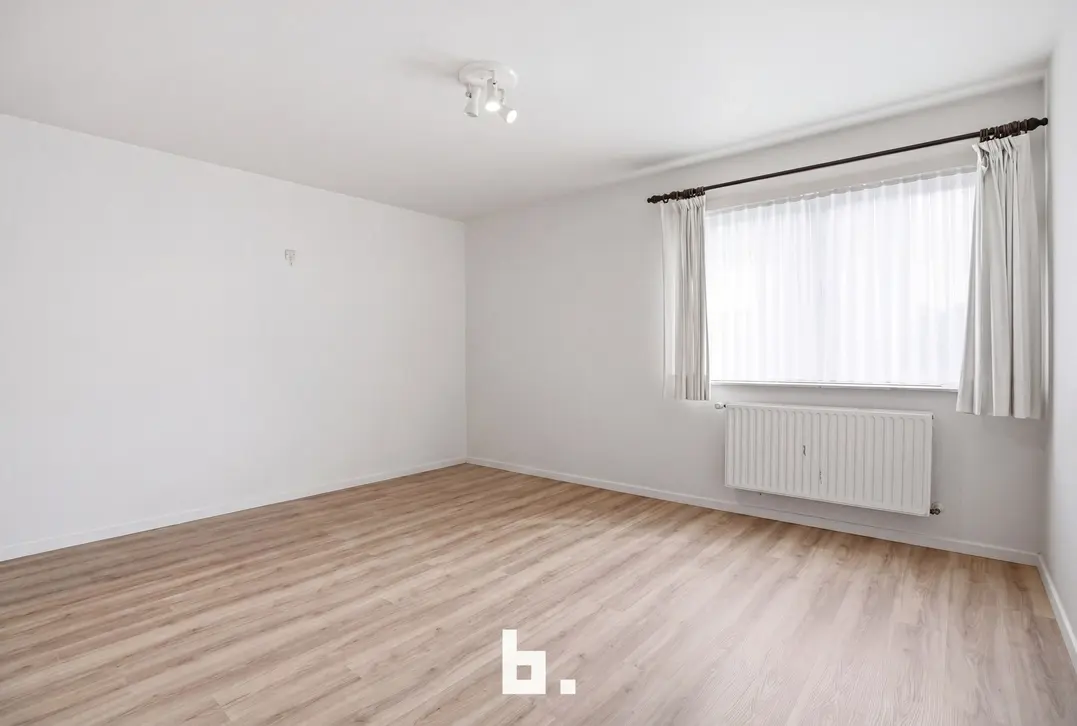 Unieke combinatie: Feestzaal met ruim appartement en grote parking te koop te Izegem! - Izegem