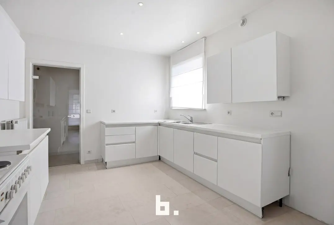 Unieke combinatie: Feestzaal met ruim appartement en grote parking te koop te Izegem! - Izegem