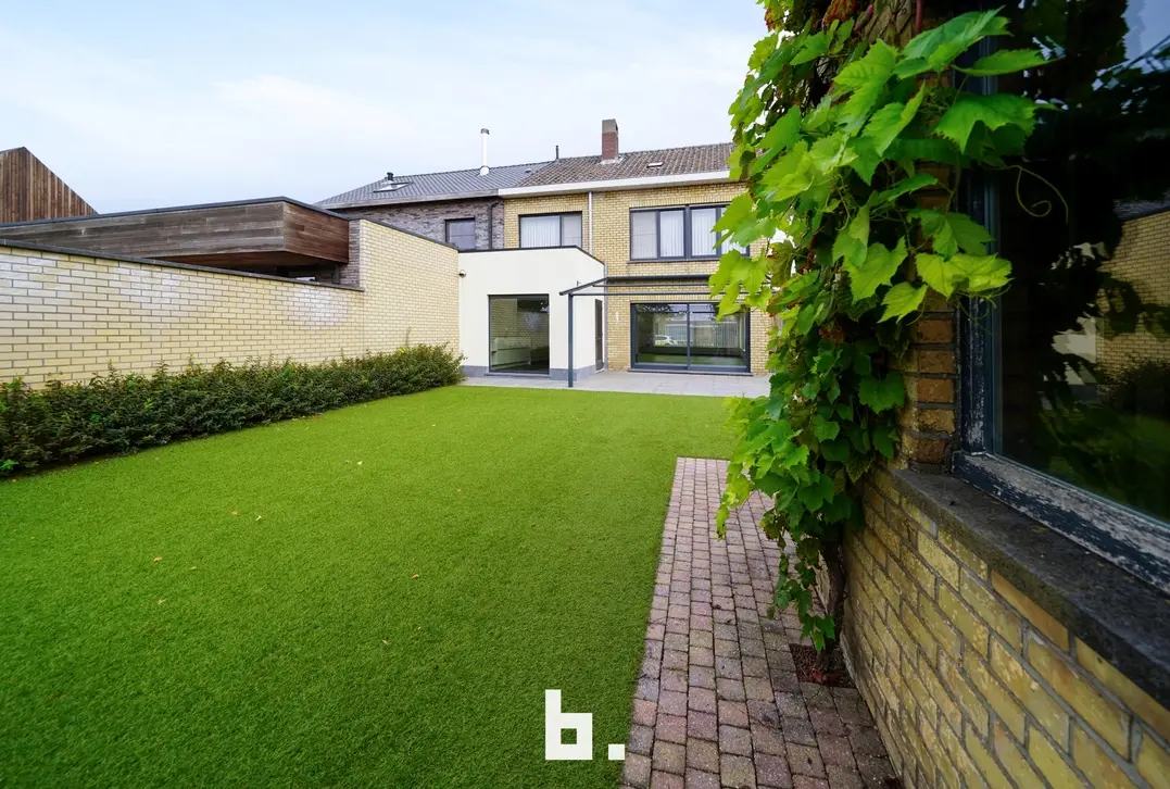 Halfopen woning met garage en tuin in Sint-Andries - Sint-Andries