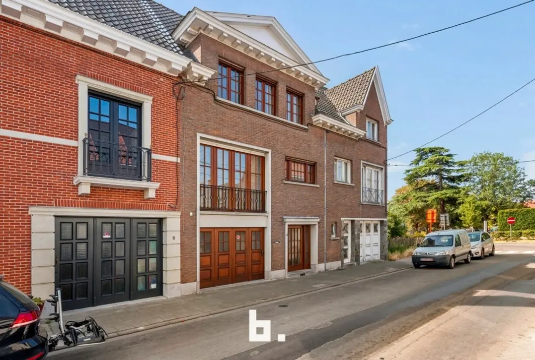 Ruime gerenoveerde bel-etagewoning met 4 slaapkamers, garage en tuin in hartje Roeselare - Roeselare