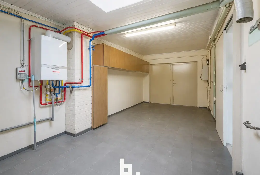 Ruime woning met 3 slaapkamers, veranda, tuin en garage in het centrum - Roeselare