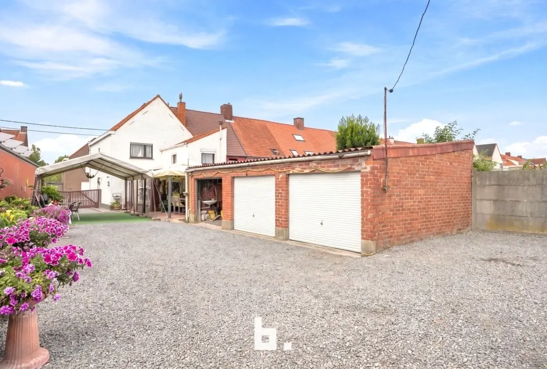 Te renoveren halfopen bebouwing met 3 garages op een perceel van 668 m² - Roeselare