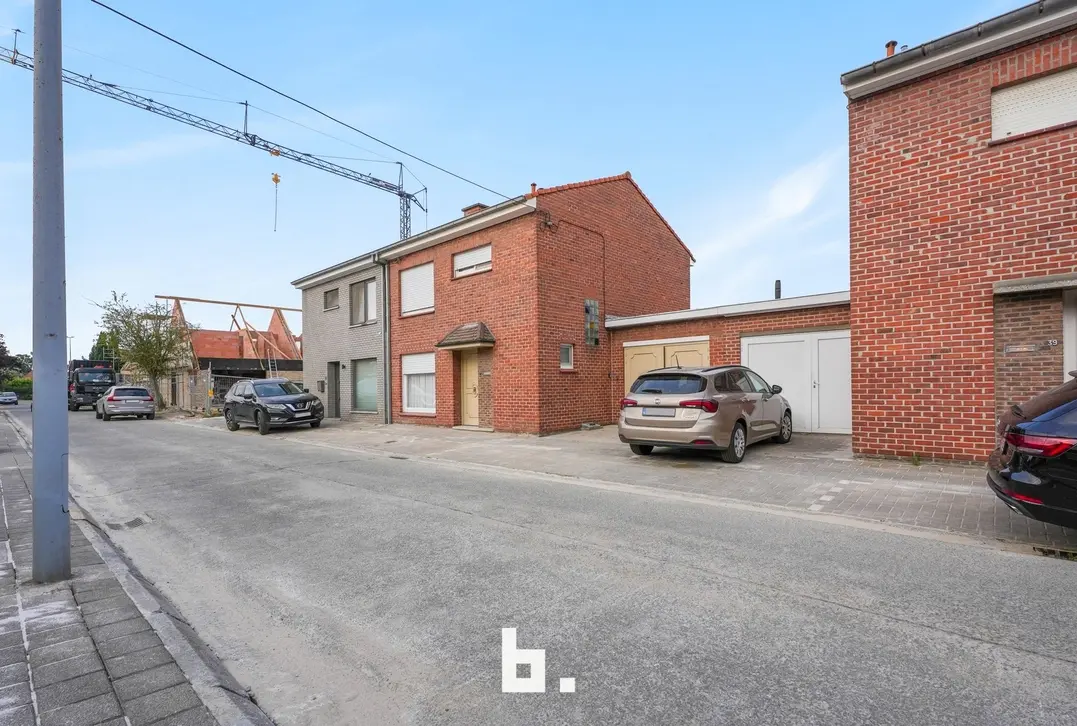 Ruime woning met 3 slaapkamers, veranda, tuin en garage in het centrum - Roeselare