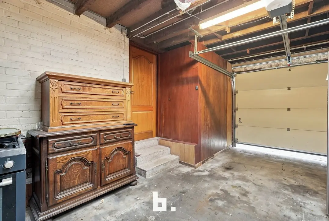Halfopen woning met 3 slaapkamers, garage en 5 extra garages nabij het Sterrebos - Roeselare