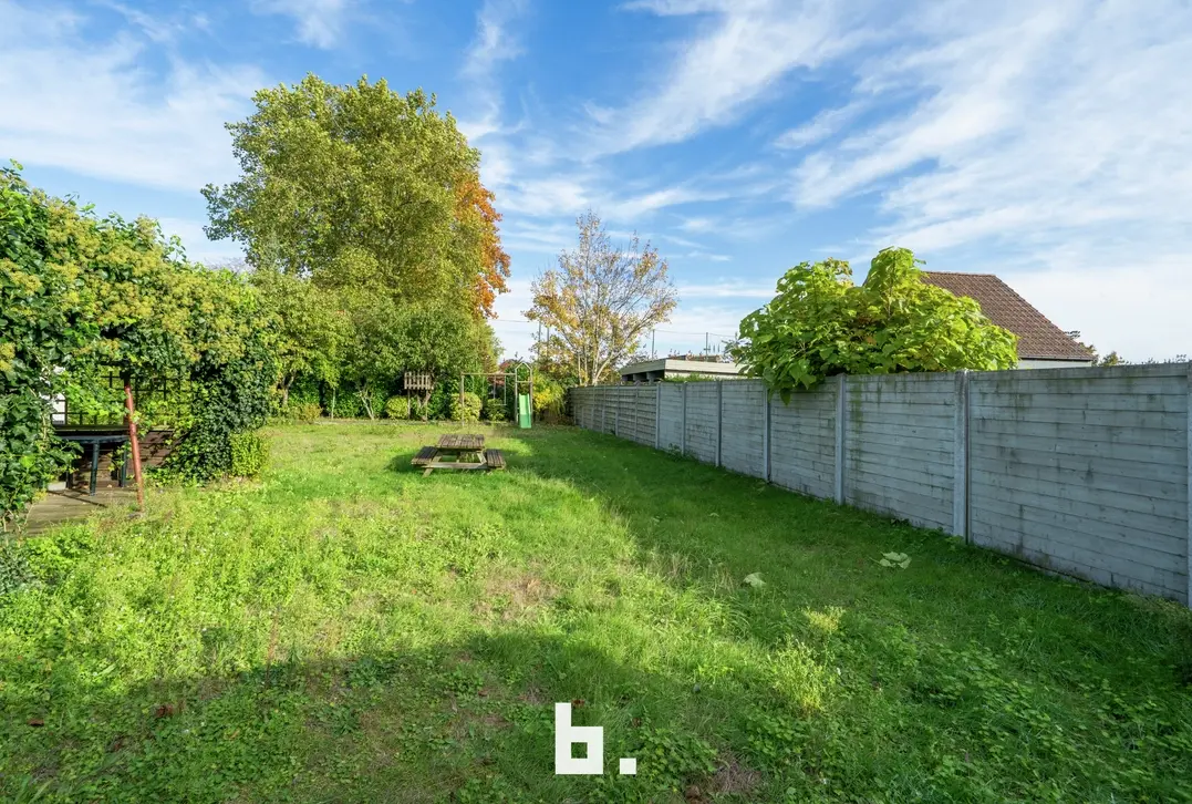 Te renoveren halfopen bebouwing 600m²met ruime tuin en garage op uitstekende ligging. - Sint-Andries