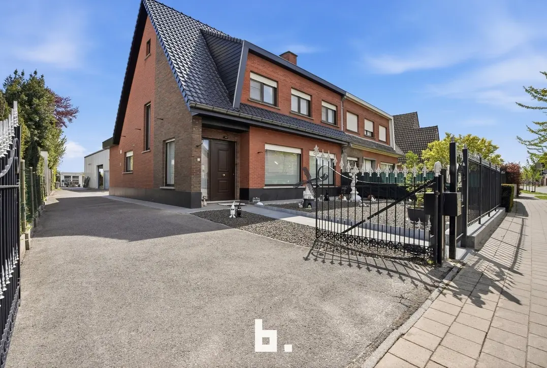 Ruime en veelzijdige woning met atelier op topligging in Izegem - Izegem
