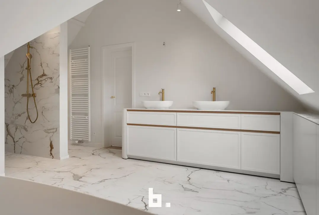 Een karaktervolle villa in uitgesproken cottagestijl, waar authentieke architectuur en hedendaags wooncomfort harmonieus samenkomen. De woning wordt omgeven doo - Oostkerke