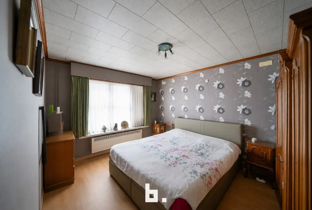 Oedelem licht op te frissen villa met veel volume en uitbreidingsmogelijkheid in het dak  - Oedelem