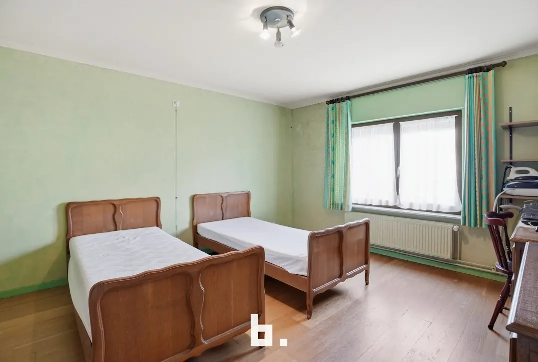 Halfopen gezinswoning met tuin, oprit en garage - Kortrijk - €315.000