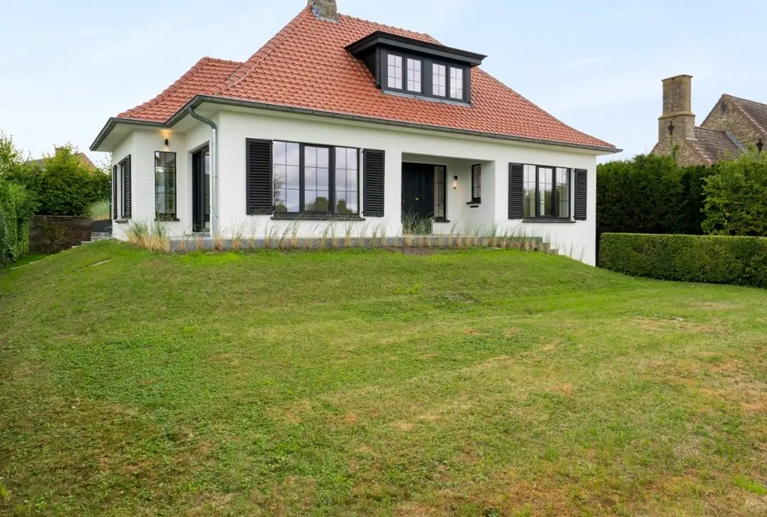 Een karaktervolle villa in uitgesproken cottagestijl, waar authentieke architectuur en hedendaags wooncomfort harmonieus samenkomen. De woning wordt omgeven doo - Oostkerke