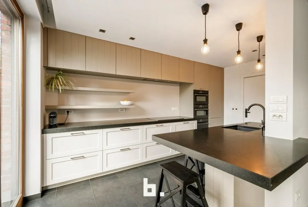 Ruime gerenoveerde bel-etagewoning met 4 slaapkamers, garage en tuin in hartje Roeselare - Roeselare