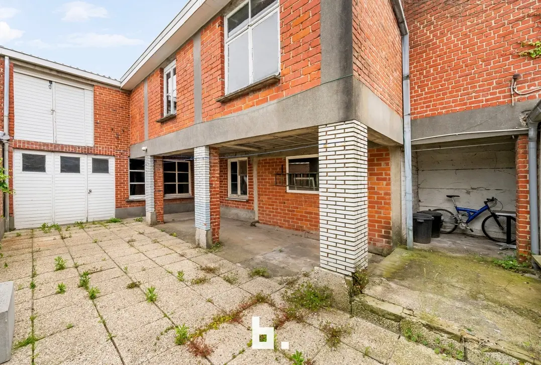 Woning met ruime loods op centrale locatie - Roeselare