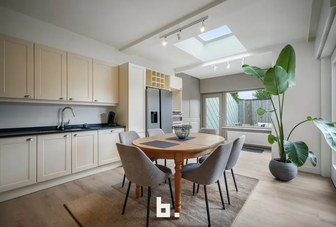Ruime halfopen bebouwing met 4 slaapkamers, oprit en dubbele garage. - Wevelgem