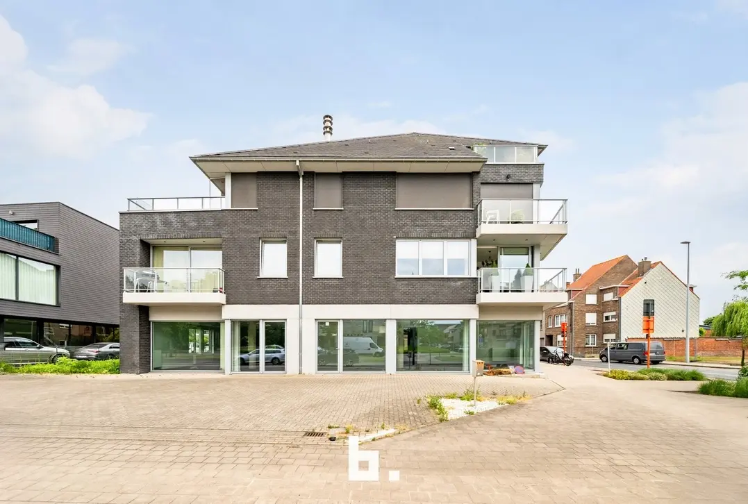 Ruim handelspand/kantoorruimte met 7 parkeerplaatsen op toplocatie in Roeselare - Roeselare