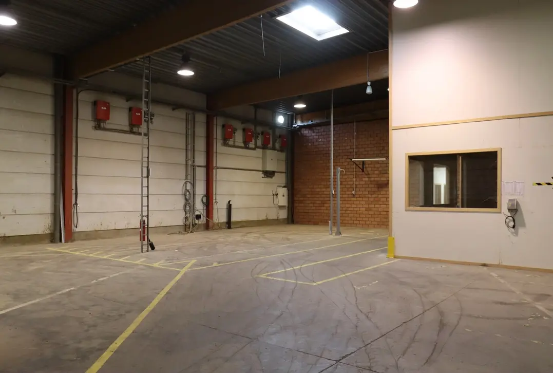 Ruim magazijn met kantoren – Circa 3.021 m² - Marke