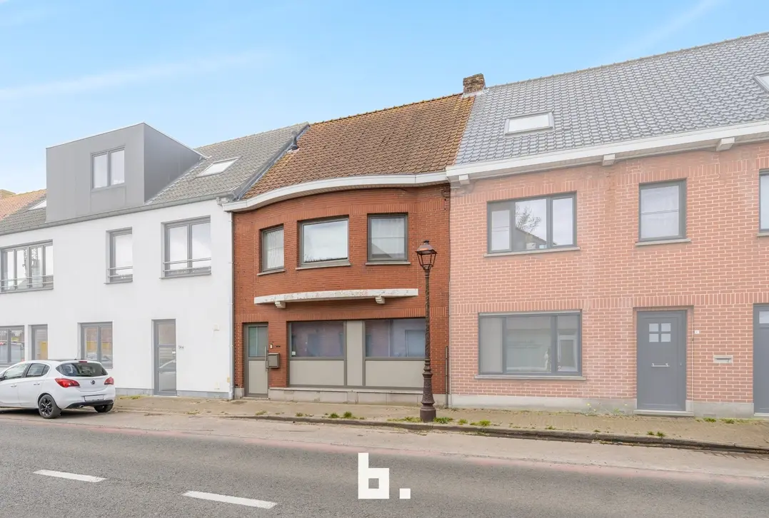 Deze woning ligt in een rustige en aangename buurt van Westkerke, dichtbij winkels, scholen en openbaar vervoer. De woning beschikt over een ruime woo