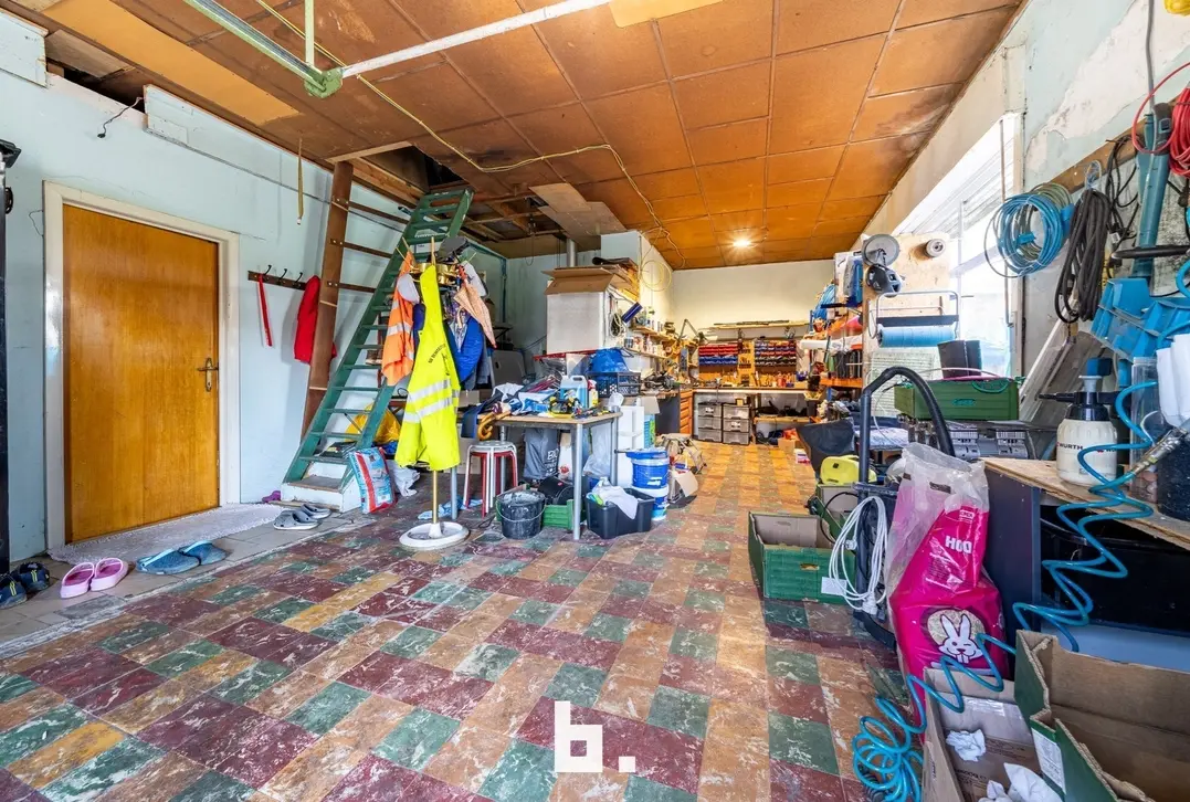 Ruime te renoveren woning boordevol potentieel - Oostkamp