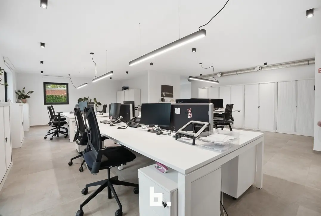 Instapklaar en lichtrijk handelspand van ca. 252 m² op strategische topligging in Rumbeke - Roeselare
