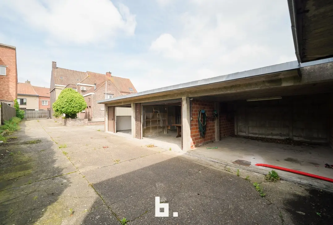 Zeer ruime halfopen woning met meerdere garages en tuin - Tielt