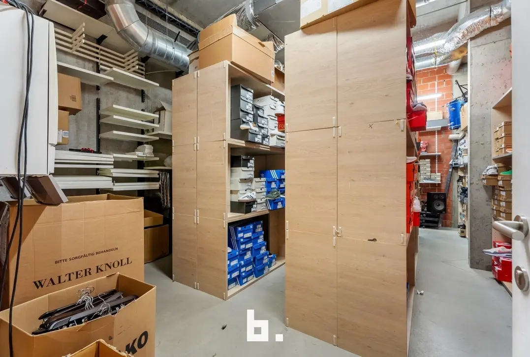Winkelruimte van 592 m² met een ideale locatie in het hart van Roeselare! - Roeselare