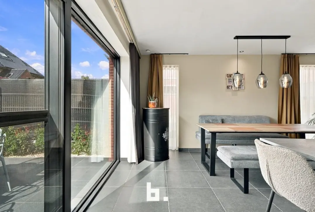 Volledig heropgebouwde energienegatieve woning met 3 slaapkamers, grote garage en carport! - Izegem