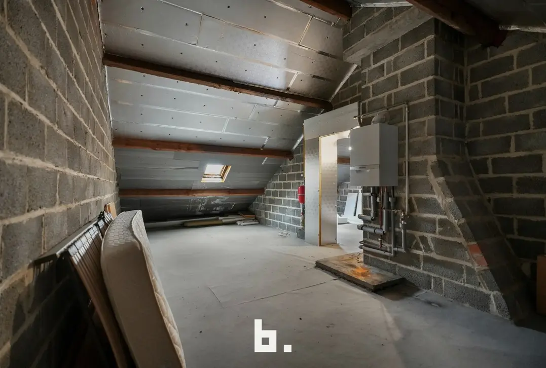 Ruime halfopen bebouwing met 4 slaapkamers, oprit en dubbele garage. - Wevelgem