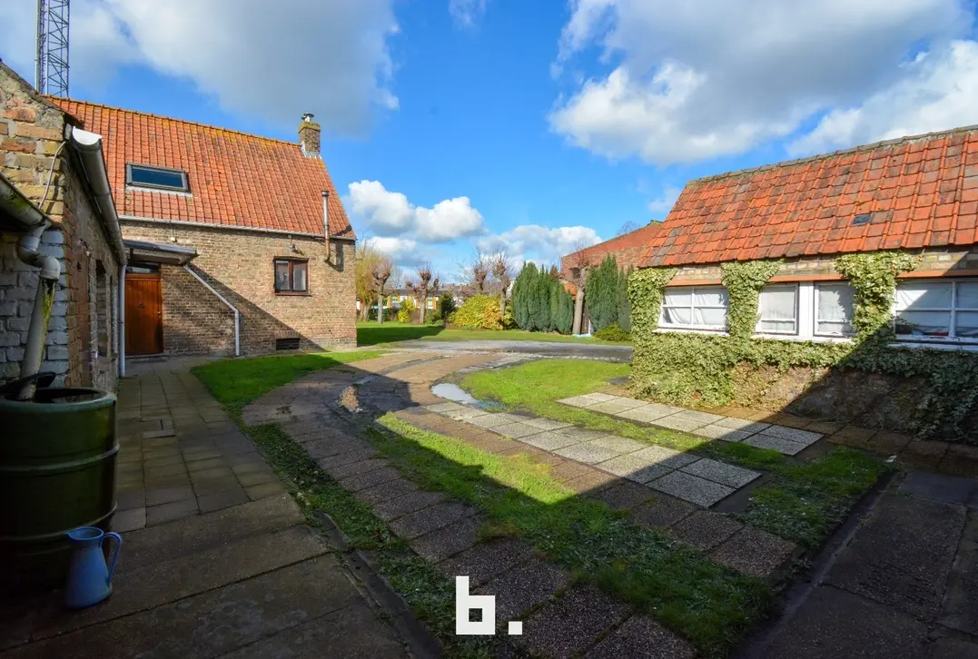 Te renoveren woning met vergunde B&B op ruim perceel te Brugge - Brugge