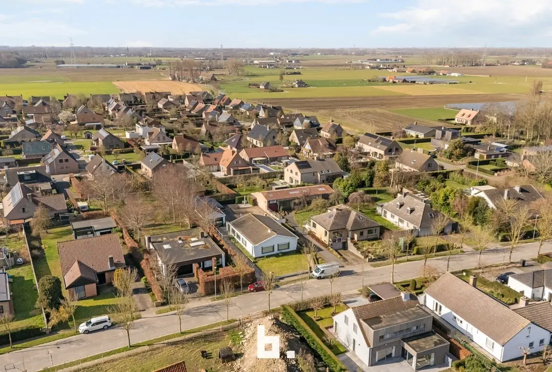 Mooie laagbouwvilla met zonnige tuin, dubbele garage en bijgebouw - Jabbeke