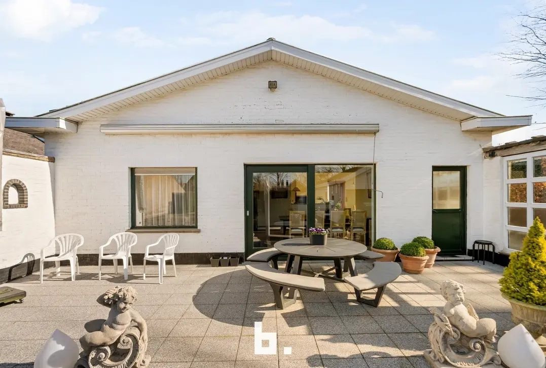 Mooie laagbouwvilla met zonnige tuin, dubbele garage en bijgebouw - Jabbeke