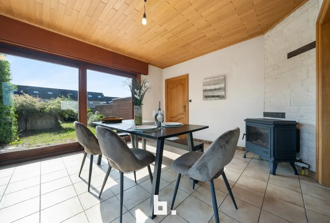 Ruime halfopen gezinswoning met 4 slaapkamers, garage en zonnige tuin te Nieuwpoort - Nieuwpoort