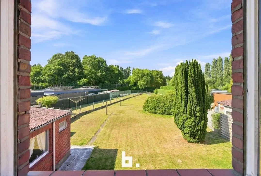 Ruime woning met grote tuin en bouwgrond - Roeselare