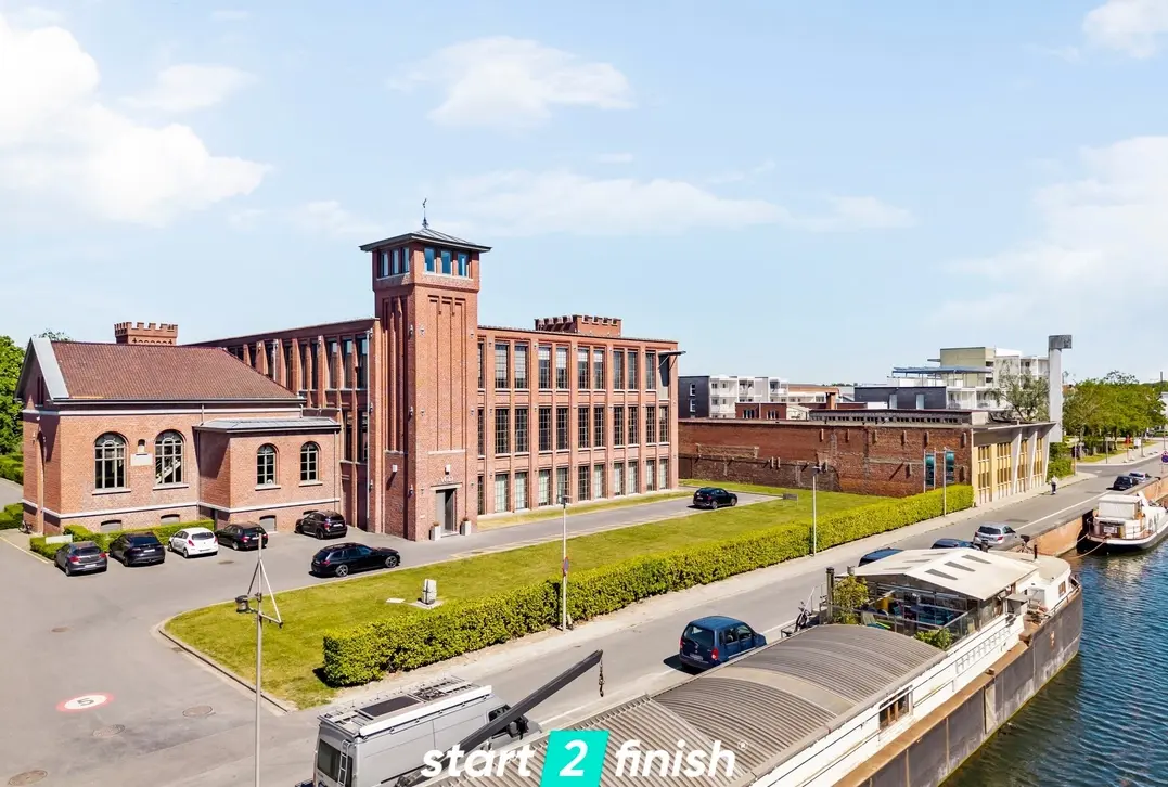 Exclusieve loft met industriële klasse nabij centrum Kortrijk - Spinnerijkaai 45  bus 119, 8500 Kortrijk - €545.000