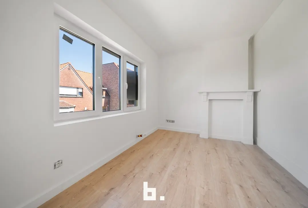 Volledig gerenoveerde woning met 4 slpks, 2 badkamers en mooie tuin op zeer centrale ligging te Gistel  - Gistel