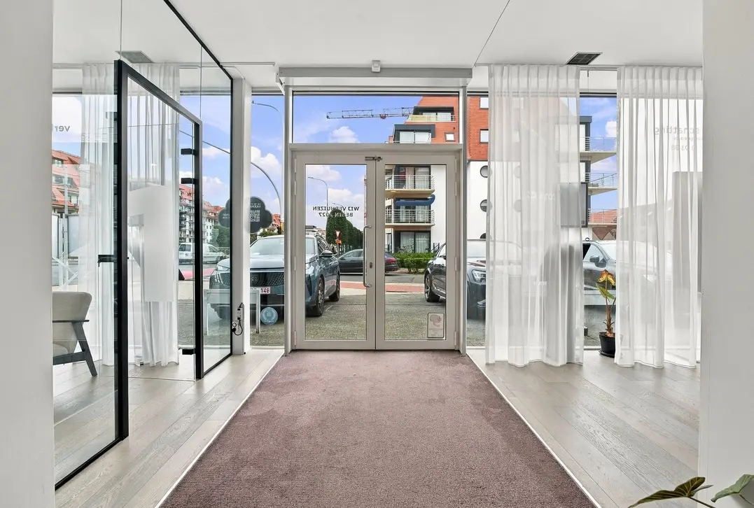 Uniek handelspand op A+++ toplocatie in Nieuwpoort | ruim parkeergelegenheid, garage & appartement - Nieuwpoort