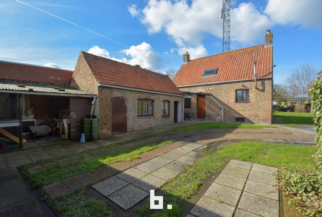 Te renoveren woning met vergunde B&B op ruim perceel te Brugge - Brugge