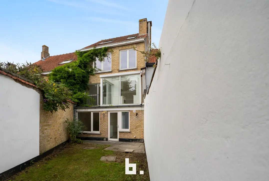 Instapklare woning met garage nabij de Coupure. - Brugge