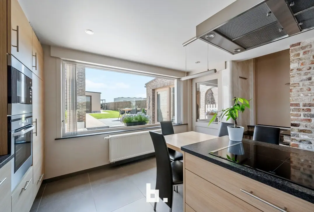 Volledig instapklare woning met ruime loods/garage en zongerichte tuin - Hooglede