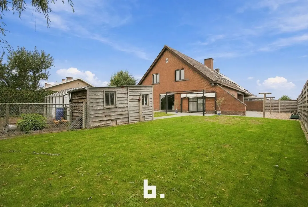 Halfopen woning met 4 slaapkamers en zeer ruime tuin te Staden. - Staden