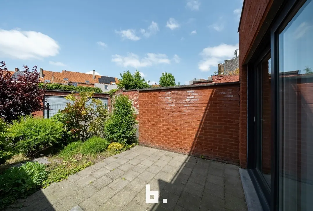 Aantrekkelijke handels- of kantoorruimte met tuintje op toplocatie te Sint-Andries - Sint-Andries
