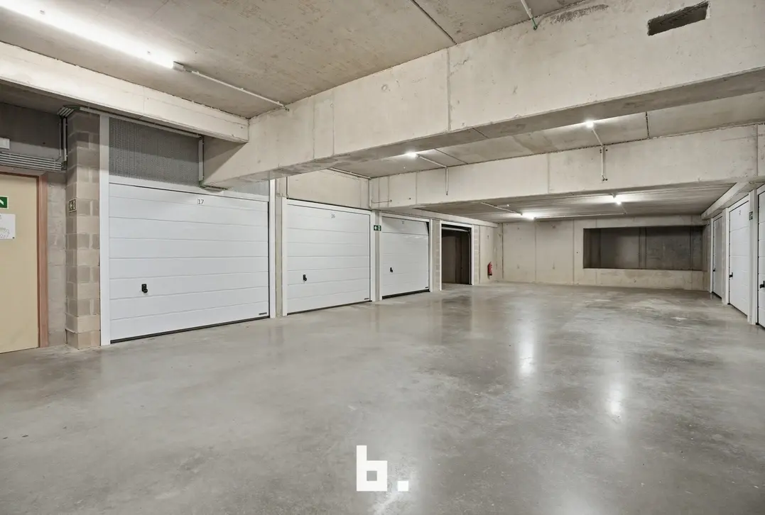 Instapklaar en lichtrijk handelspand van ca. 252 m² op strategische topligging in Rumbeke - Roeselare