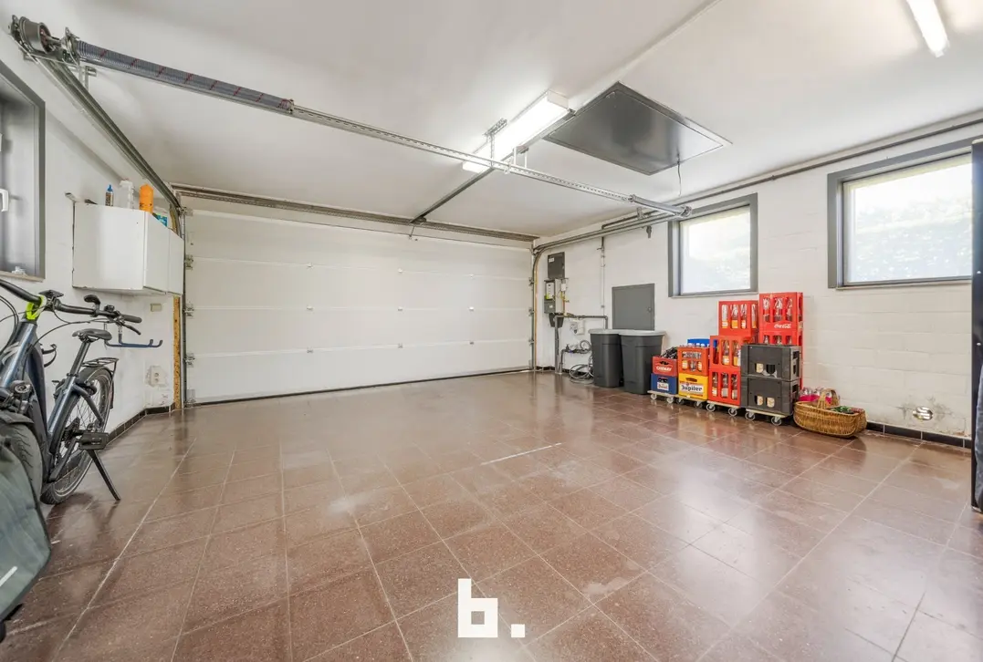 Discrete verkoop van uitzonderlijk grote villa - Varsenare