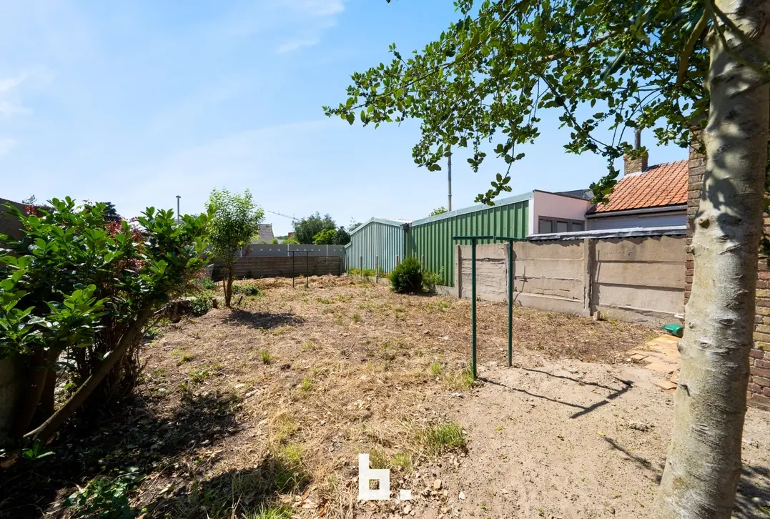 Volledig gerenoveerde woning met 4 slpks, 2 badkamers en mooie tuin op zeer centrale ligging te Gistel  - Gistel