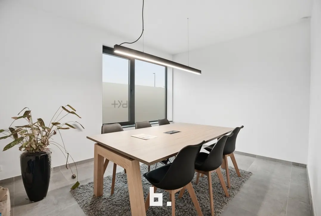 Instapklaar en lichtrijk handelspand van ca. 252 m² op strategische topligging in Rumbeke - Roeselare