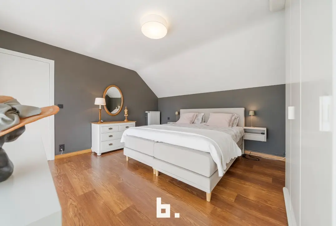 Discrete verkoop van uitzonderlijk grote villa - Varsenare